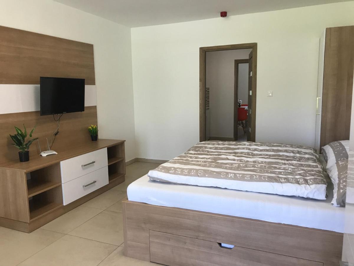 Tisza Gyöngye Apartmanház Apartamento Szeged Exterior foto
